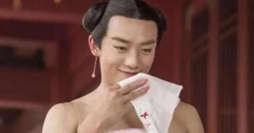  熟练|男嘉宾涂口红，郑恺相当熟练，小沈阳不忍直视，他却是全场最美！