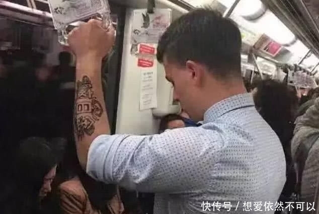 脑白金|外国小伙坐地铁遭人围观,一看他的手,我的肚子笑痛了