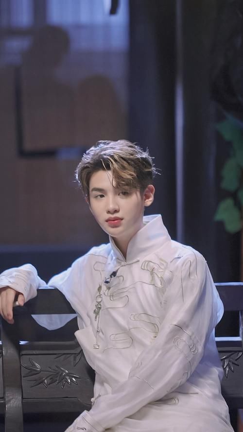  男孩|海浪来时黄明昊一把抱起安崎，那一刻我看到了一个十八岁男孩的担当