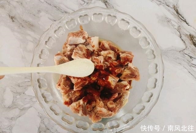 饺子都|蒸排骨的时候加上一块腐乳，蒸好的排骨颜色明亮，色泽诱人