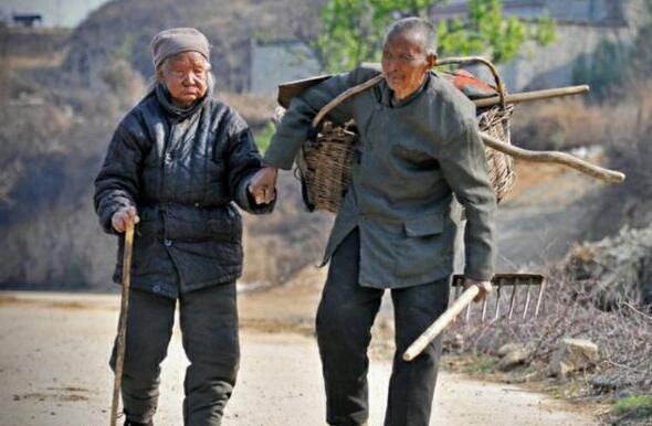  啥意思|老祖宗常说：“浓霜偏打无根草，祸来只奔福轻人”，啥意思？