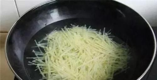  香脆|炒土豆丝前，千万不要直接“焯水”，多加这1步，丝香脆亮还入味