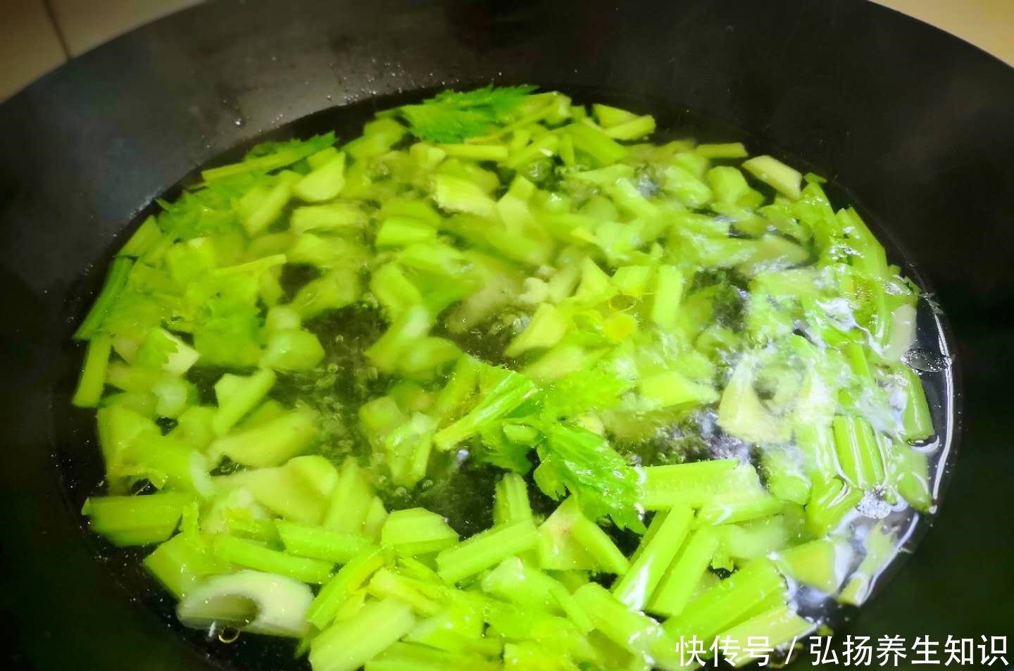 好吃|这俩食材是绝配，一香一鲜，简单一炒，比肉还好吃，多吃不长肉！