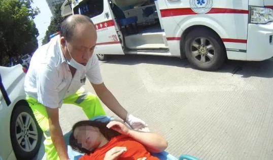  开车|怪事！女司机低血糖开车：不停绕圈后撞上栏杆后司机一动不动