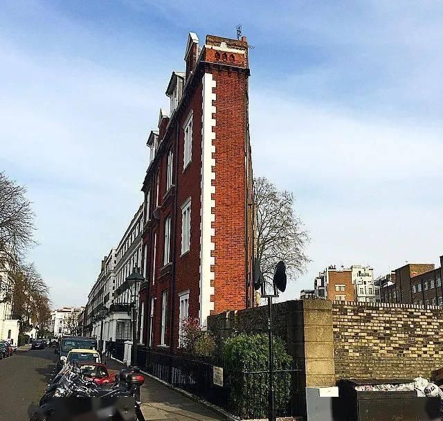  房爆|闪瞎眼：宽度不到1米的纸片房爆红全网！网友：真的能住人？