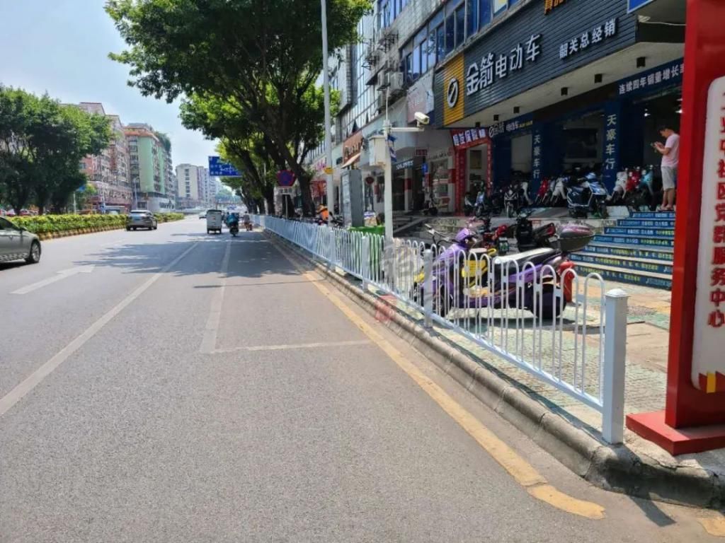 发现|新发现!工业中路人行道加装了隔离栏,街坊们出行更安全