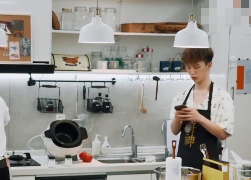  节目中|郭麒麟在厨房做饭时，范丞丞一旁只顾玩手机，真当观众看不到啊