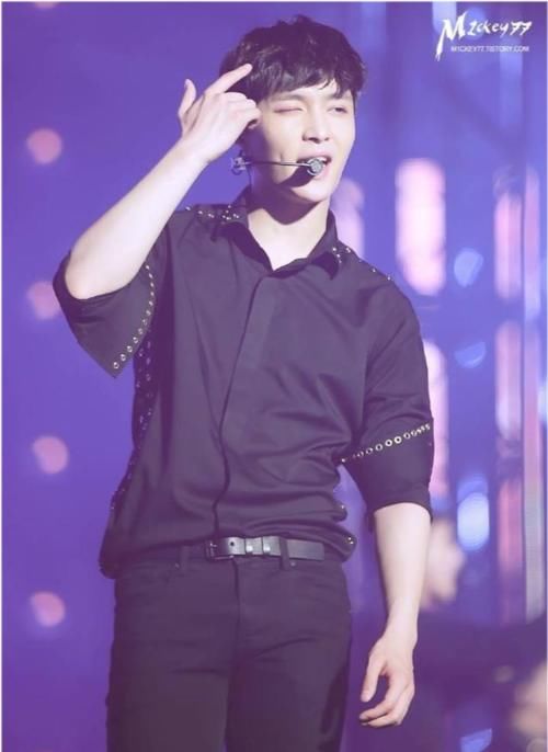  粉丝|张艺兴现身《忘不了餐厅2》：与朴爷爷打招呼，令EXO粉落泪