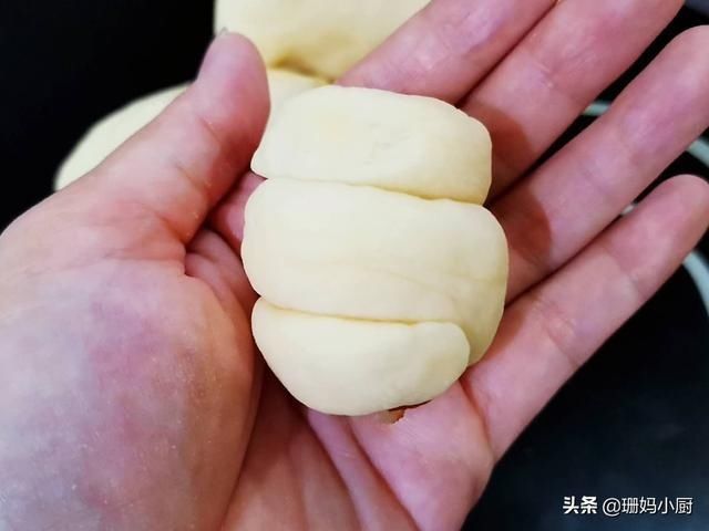  圆润|香肠包的做法，发好面卷上香肠，蒸锅一蒸，圆润可爱，当早餐正好