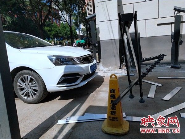 女司机|刚装好两天的升降门被撞稀烂 女司机:一紧张就啥也忘了