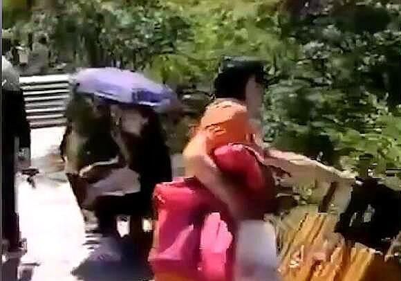 景区|嚣张！大妈景区疯狂破坏公共设施，被抓后一脸无辜：我心情不好