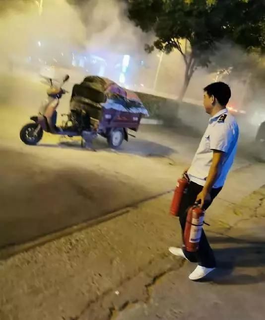  高峰|阜城七彩世界十字路口，晚高峰他突然冲下车！