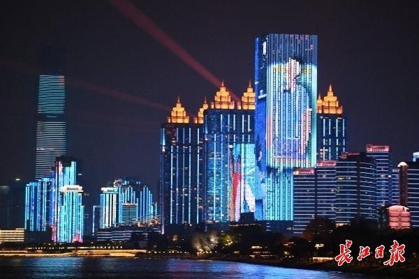震撼|全城点亮!武汉流光溢彩向她表白,场面震撼