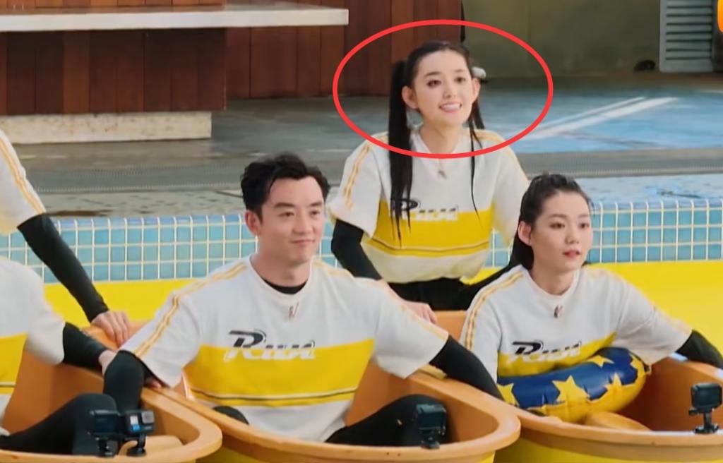  依依|蒋依依眼线画太粗，一下水后不小心脱妆，再看正脸：形象全无！