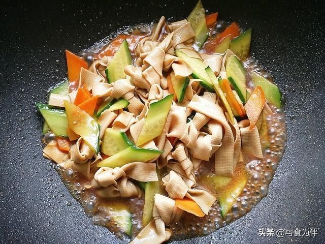  豆腐皮|豆腐皮焯水时，别忘加点“它”，做出来滑嫩入味，米饭都不够吃了