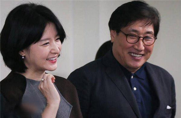 李英爱带龙凤胎子女游泳,8岁女儿长相甜美