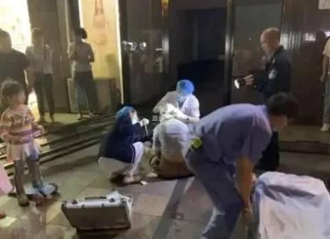  勇敢|临街玻璃门突然倒下勇敢妈妈用手撑扶