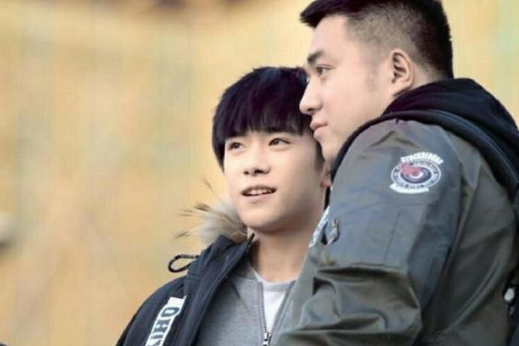  墙角|易烊千玺上跑男，唯一一个镜头竟是蹲墙角？网友却忍不住笑出声