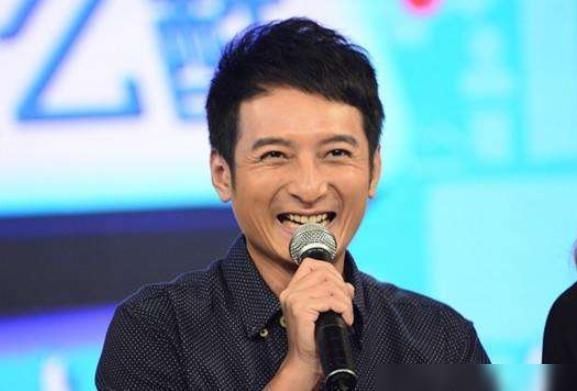  李维嘉|李维嘉牵短发女子逛街，这是要脱单？真相曝光，网友：有点心痛