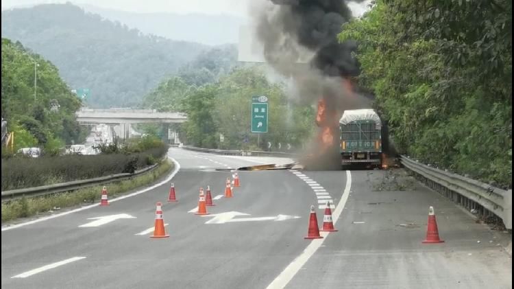  执法|G65包茂高速公路一货车自燃烧毁 是这个原因造成……