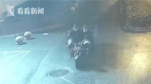 媒体报道|情侣无力偿还债务，竟偷井盖卖钱还债，男生偷女生把握配合精密