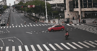  闯红灯|学生骑电动车闯红灯被撞飞负全责，网友点赞：谁违法，谁担责