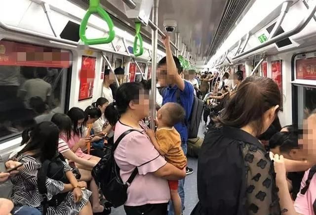 倚老卖老|奶奶抱熟睡孙女上公交，周围乘客熟视无睹，之后老人动作让人心酸