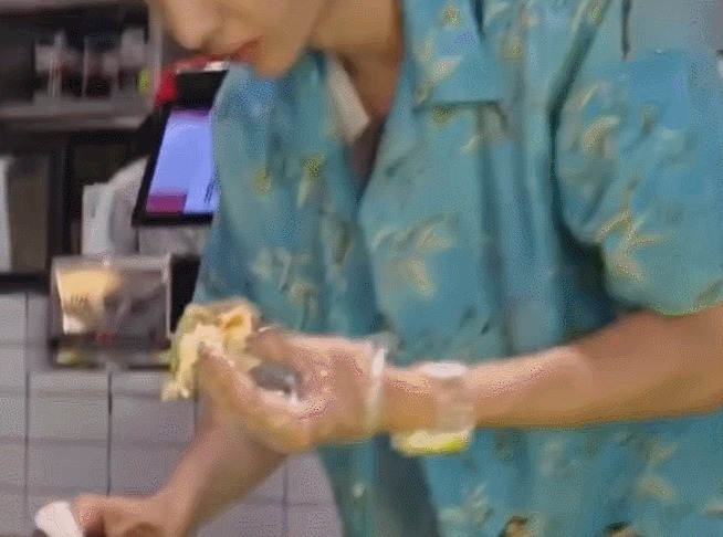 主动|王一博撒娇砍价,为买披萨主动卖萌比心,独吞芝士过分可爱