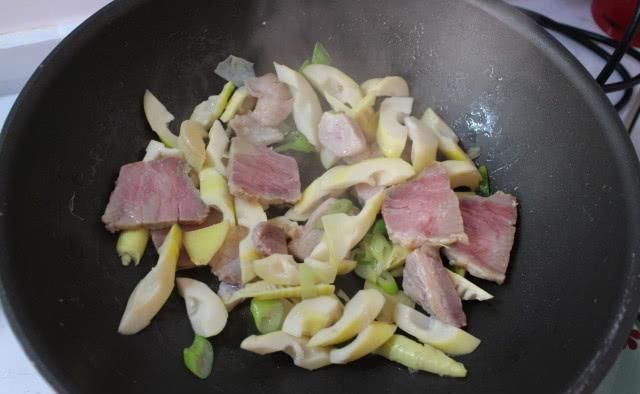  春天|春天，浙江人最爱喝的一碗汤，4种食材煮一锅，汤浓味鲜，吃不够