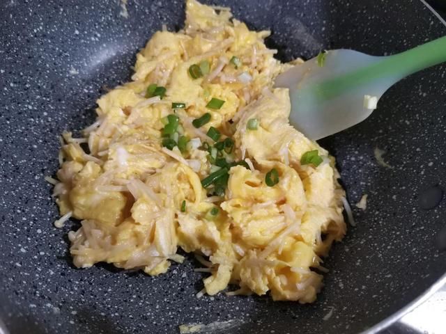  韭菜|鸡蛋别用来炒韭菜了，和它一起炒，脆嫩爽口，家人都爱吃
