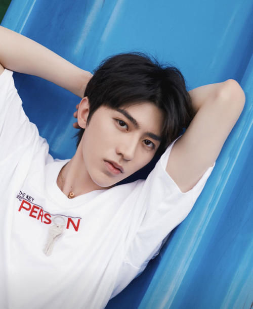  蔡徐坤|蔡徐坤热度飙升，《奔跑吧》表现出色，新歌《情人》大火热度不减