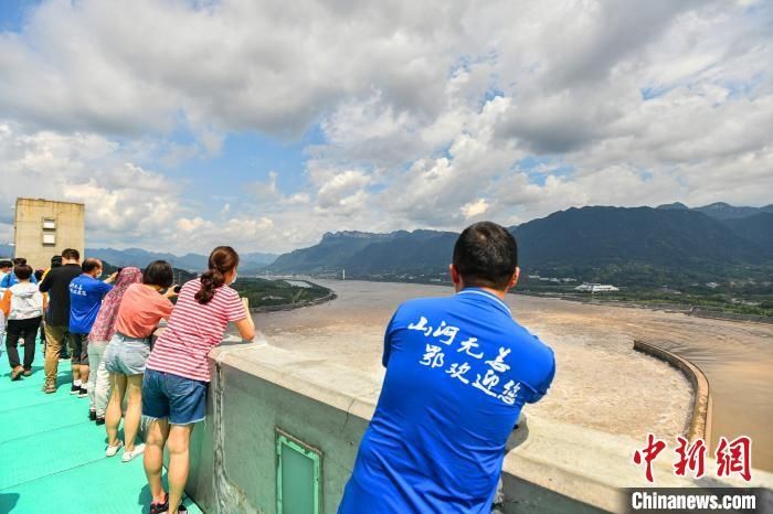  湖北|援鄂医疗队员游湖北宜昌：“赏”荆楚魅力 “感”疫后重振