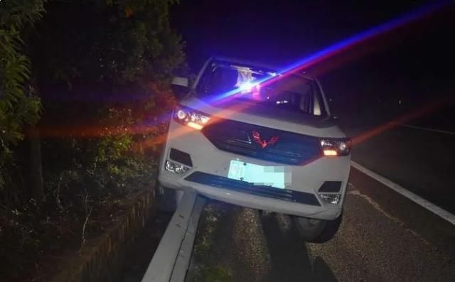  车摊|猛看 | 高速路上酒驾疯狂逆行！这辆粤D车摊上事了！