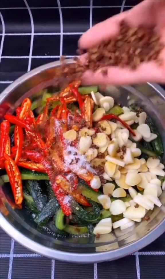  黄瓜|今天做一个腌黄瓜，早上做下午吃，清爽脆嫩，非常好吃