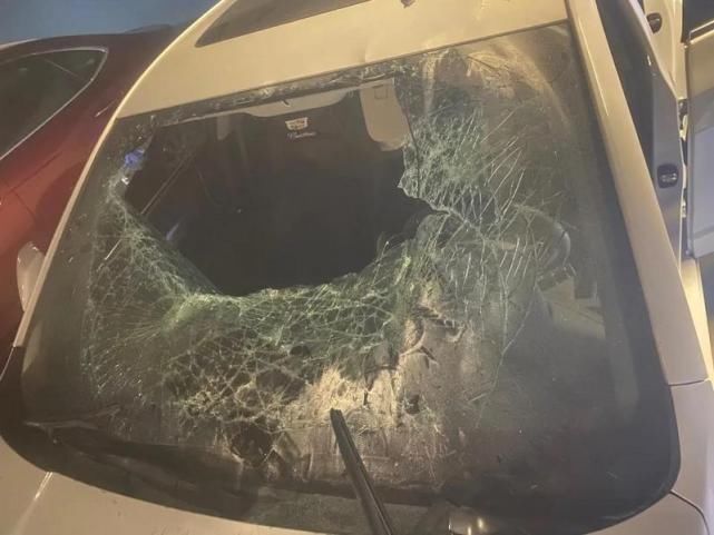  刻下|奇葩！女子狂砸九辆汽车并刻下“男友”姓名！最后发现砸错了！“男友”也称冤枉