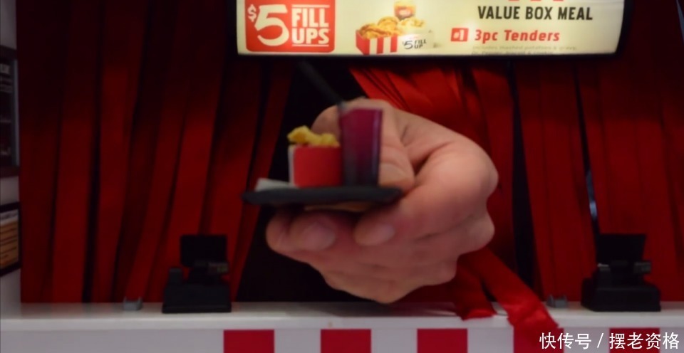 趴在|世界最小的肯德基店,一份炸鸡比手指还小,还得趴在地上取餐