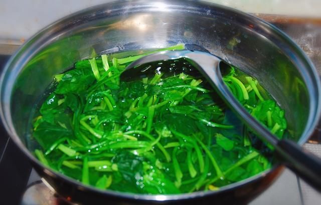 炒鸡蛋|还在用菠菜炒鸡蛋吗?三伏天教你做一道开胃菜,简单易学酸辣爽口