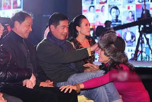  谄媚|宁静当年蹲在张国立脚边说话，表情谄媚，旁边章子怡一脸看不上