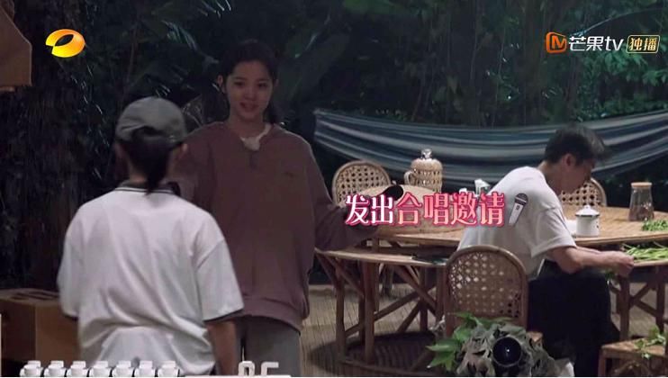  干活|《向往的生活》欧阳娜娜唱歌时，许光汉一边干活一边偷看，有点甜