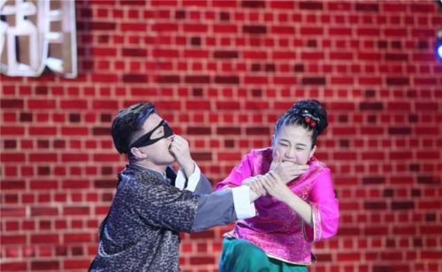 疑似|《脱口秀大会》思文被淘汰,凌晨发文:一人面对一切,疑似离婚?