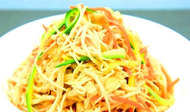  金针菇|金针菇加鸡蛋没想到这么好吃！鲜香十足下酒下饭，难怪家人都喜欢