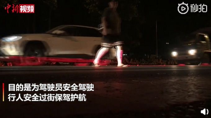  夜间|成都交警推出夜间安全过街神器