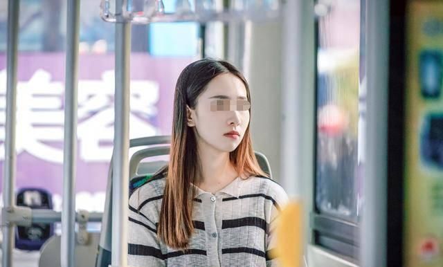 孕妇|“买不起车生什么孩子？”孕妇挤公交被骂，小学生仗义执言太漂亮