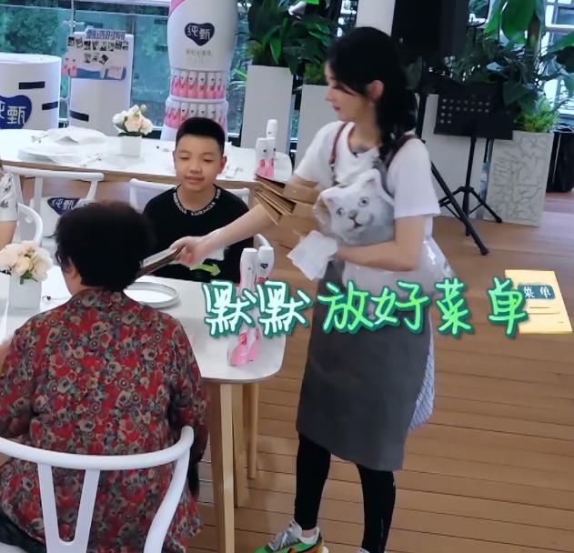  干活|赵丽颖干活突然被黄晓明叫住，她下意识的反应，太让人心疼了