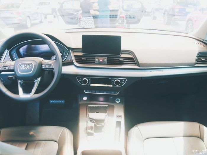  奥迪|奥迪Q5L看车，毕竟是SUV空间也更宽敞，更适合以后自驾