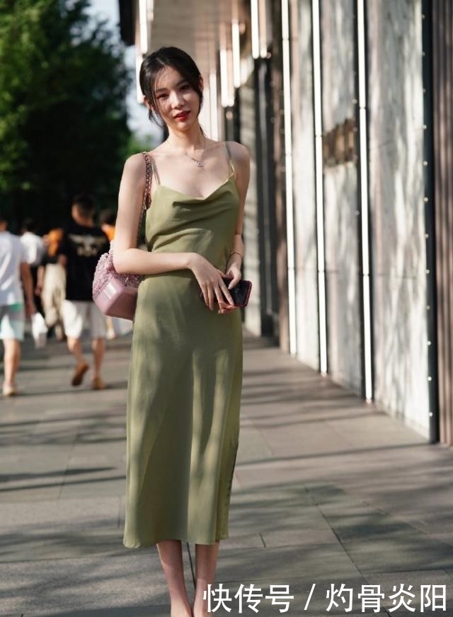 柔美|175身高的小姐姐,穿细吊带连衣长裙,配上平底鞋更显高挑柔美