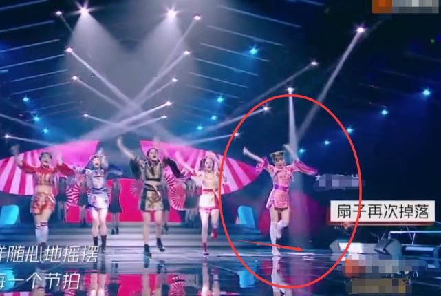  扇子|金莎表演时扇子连掉两次，谁注意张雨绮救场反应？难怪一直那么火
