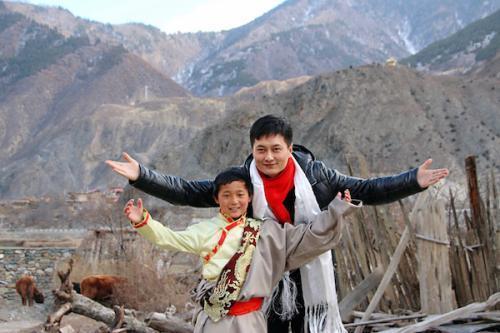 云飞|拿下《星光大道》亚军就抛妻弃女,转身迎娶小娇妻,云飞很渣男