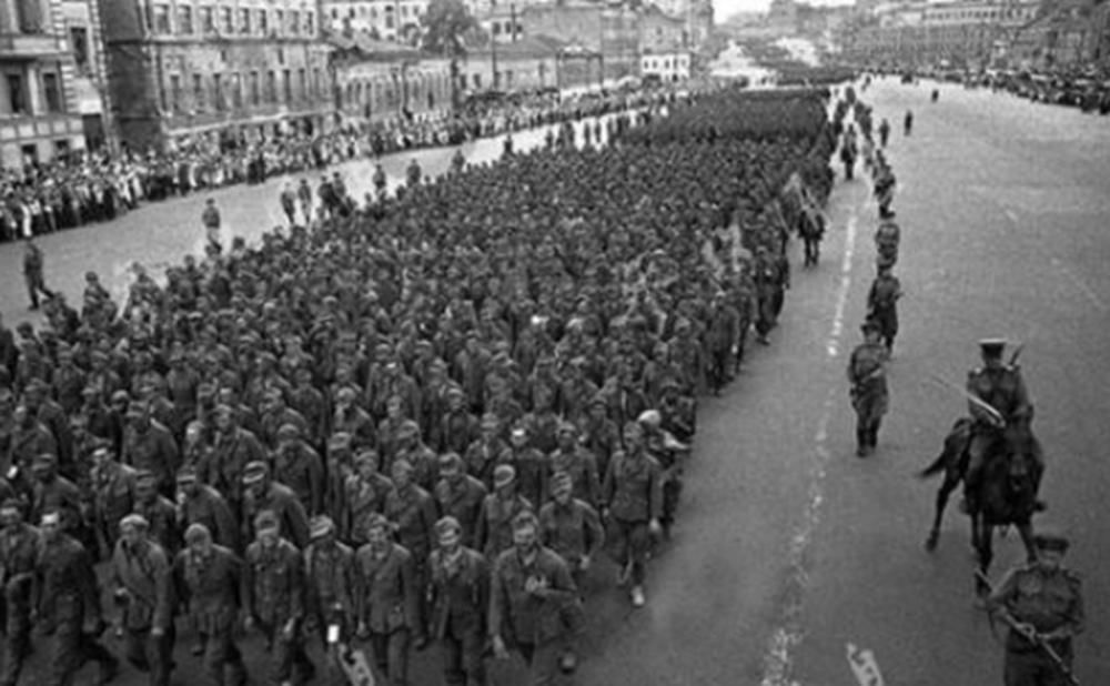 德军|二战德国投降后，与苏军最后一战—布拉格战役，86万德军成俘虏