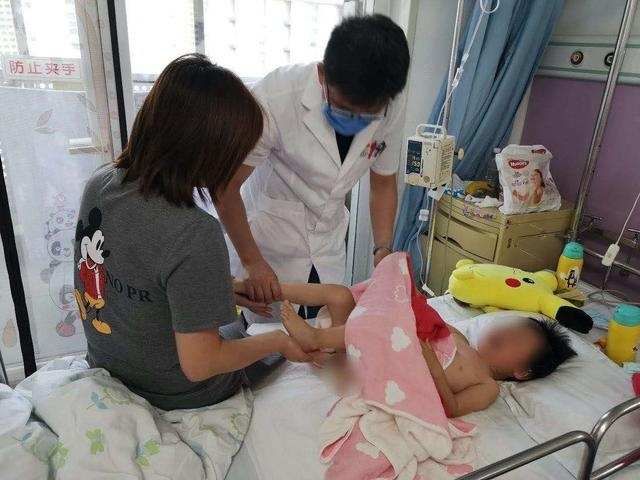  首儿|肿瘤像口香糖贴在硬脊膜上，首儿所为3岁女童重建脊梁